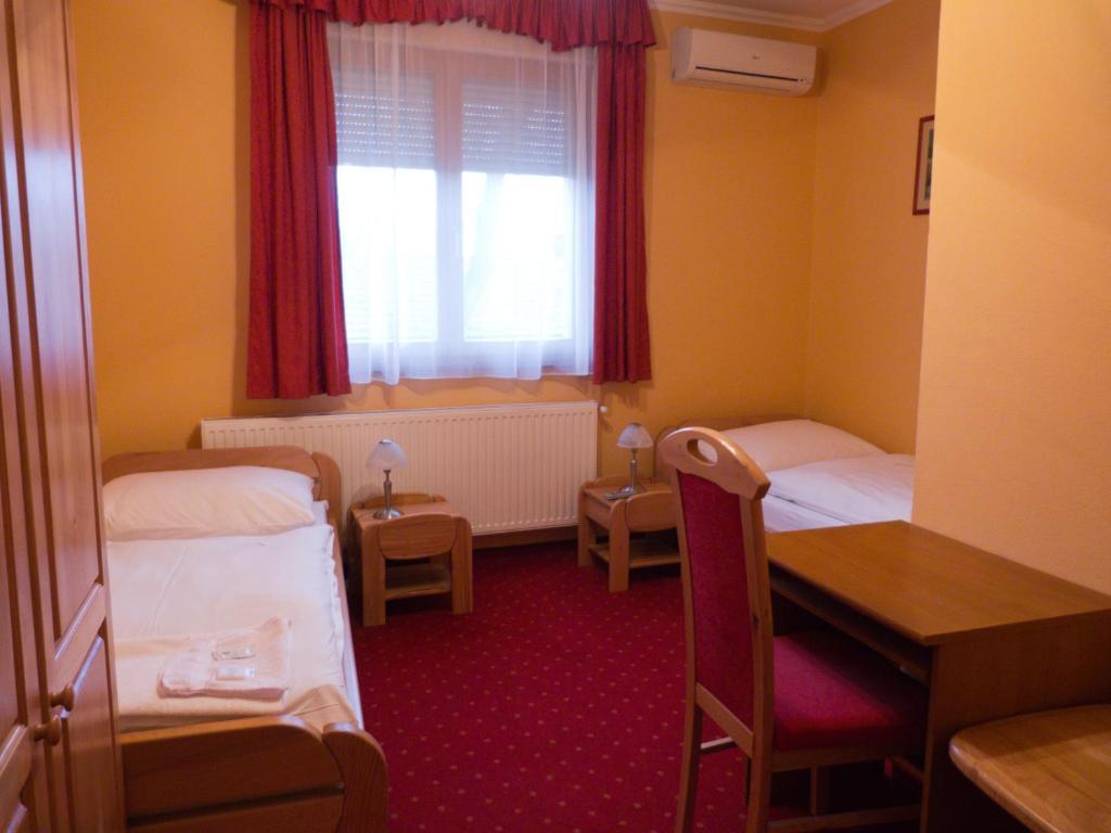 Hotel Euro Panzio Debrecen Habitación foto